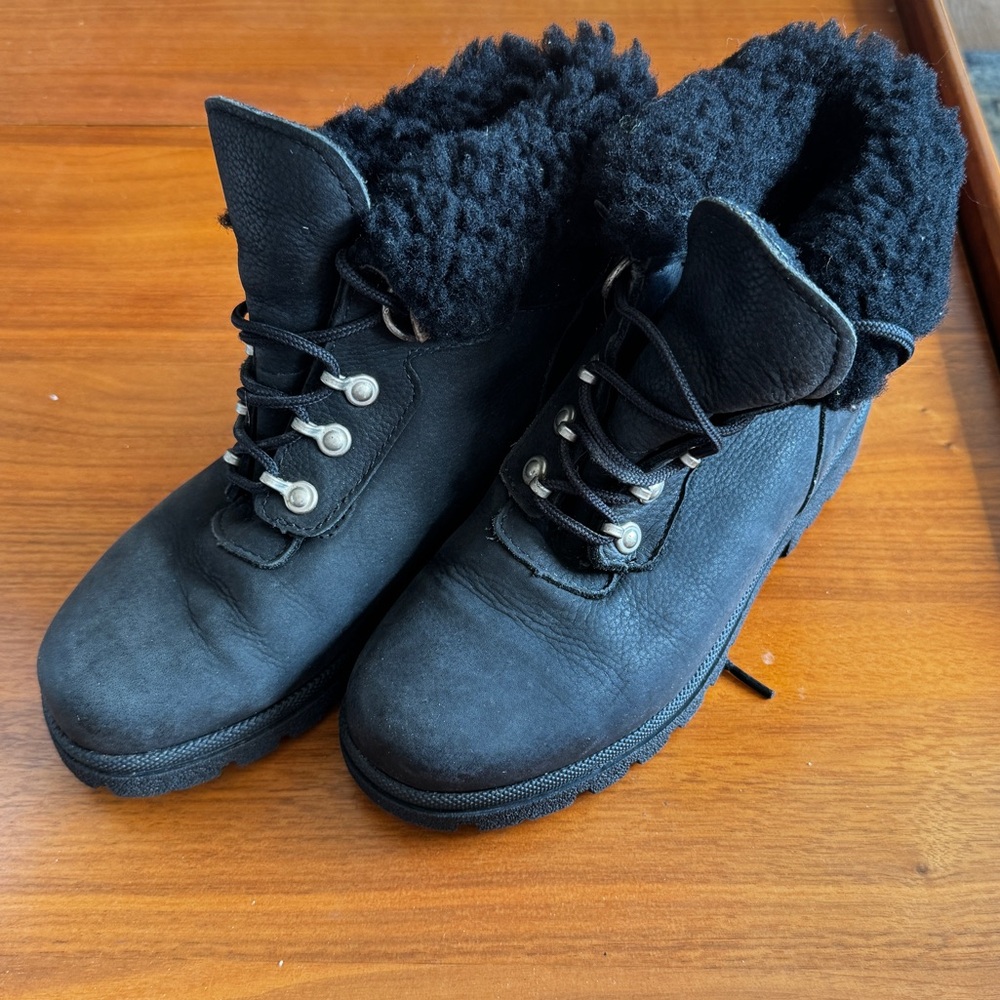 Sorel Black Lace-Up Boots with Shearling Lining